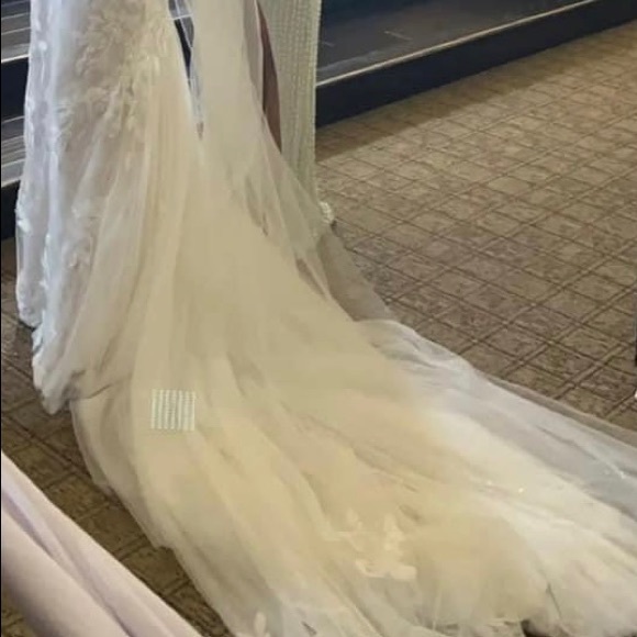 Wedding dress with veil - Picture 6 of 6